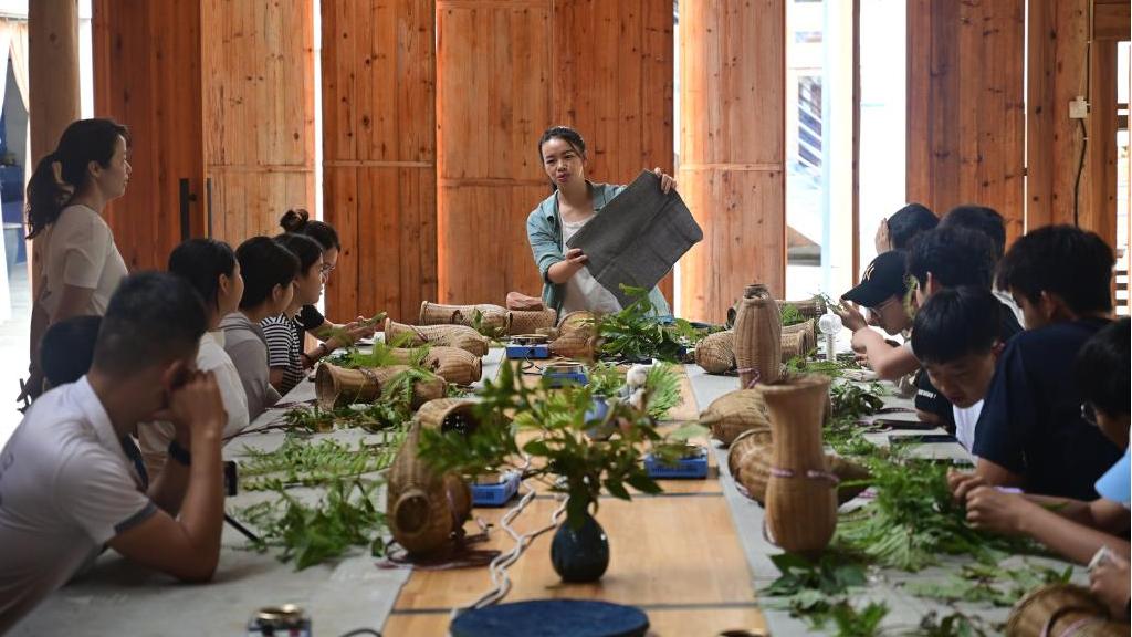 Woman in rural area in SW China's Guizhou shifts from selling products to selling a lifestyle