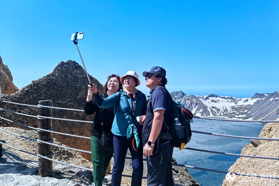 'China Travel' is on fire