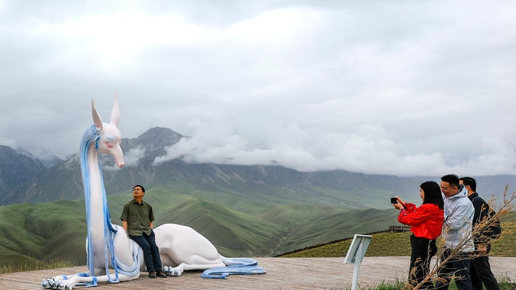 Kunlun Mountains scenic area in NW China's Xinjiang attracts visitors during summer vacation