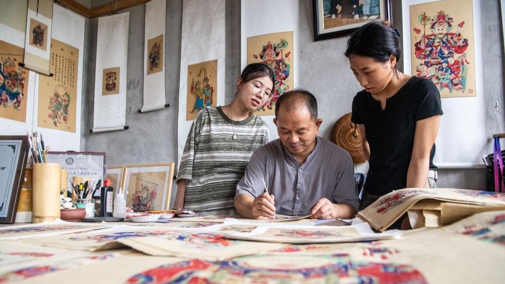 Summer vacation experience class of Liangping New Year Woodblock Prints opens in Chongqing