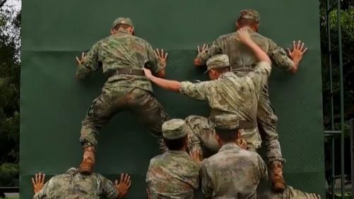 Power of unity: Soldiers conquer 4-meter-high wall