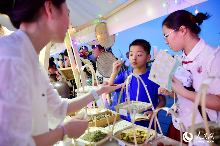 Traditional Chinese medicine-themed night fair offers immersive educational, recreational experiences in E China's Jiangxi