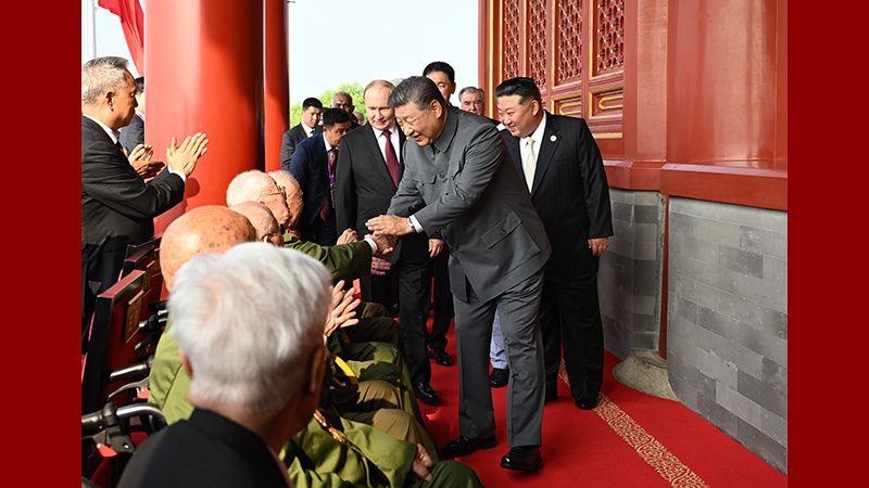 Xi ascends Tian'anmen Rostrum, greets war veterans