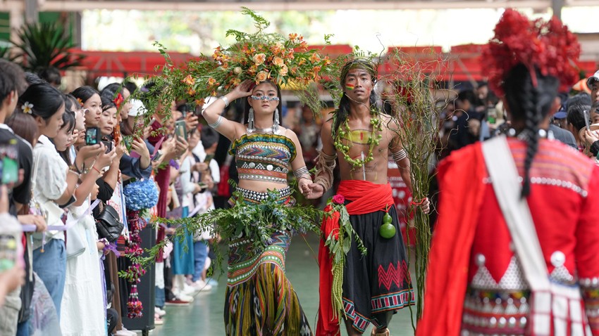 Ethnic fashion show draws enthusiastic crowds in Kunming, SW China's Yunnan