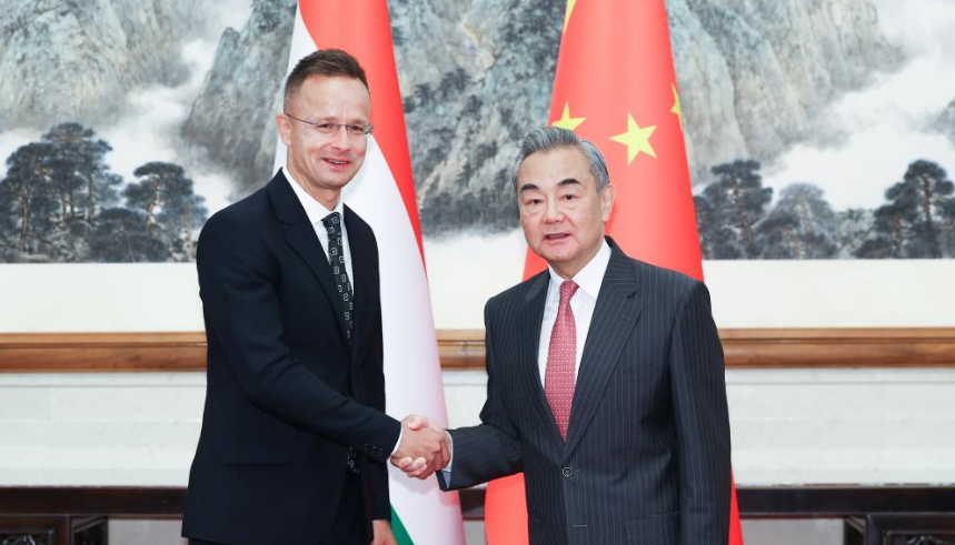 Chinese FM meets with Hungarian counterpart Peter Szijjarto