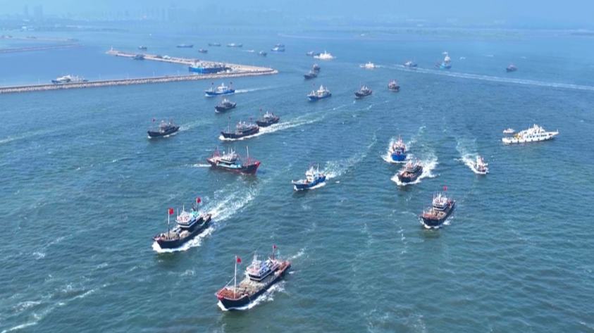 Over 100 fishing vessels head for the sea in NE China's Liaoning as fishing season starts