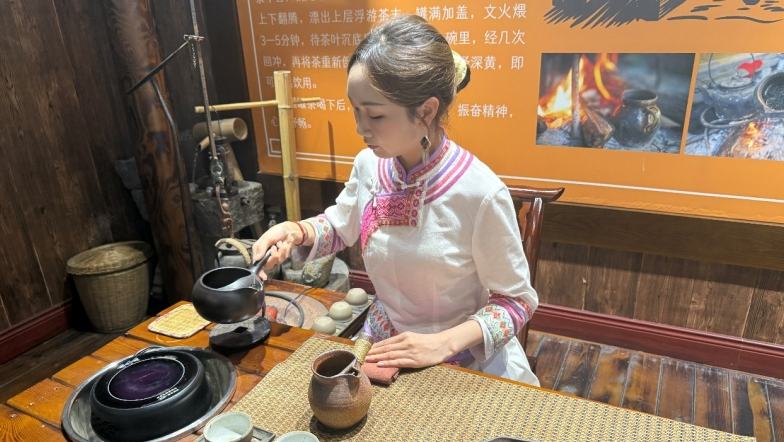 Tea gardens in C China's Hubei bloom into tourist destinations