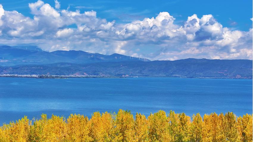 Romantic autumn scenery at Erhai Lake in Dali, SW China's Yunnan
