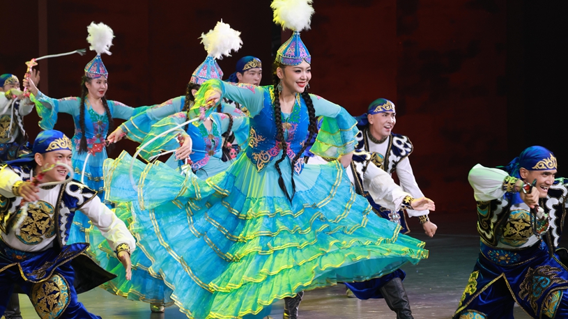 Gala held in Urumqi to mark 70th founding anniv. of Xinjiang Uygur Autonomous Region