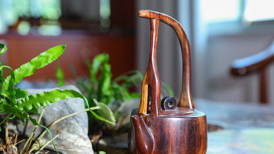 Artisan preserves ancient wooden teapot craft in Jingxian county, E China's Anhui