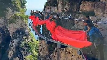 Giant national flag flies over Taihang Mountains