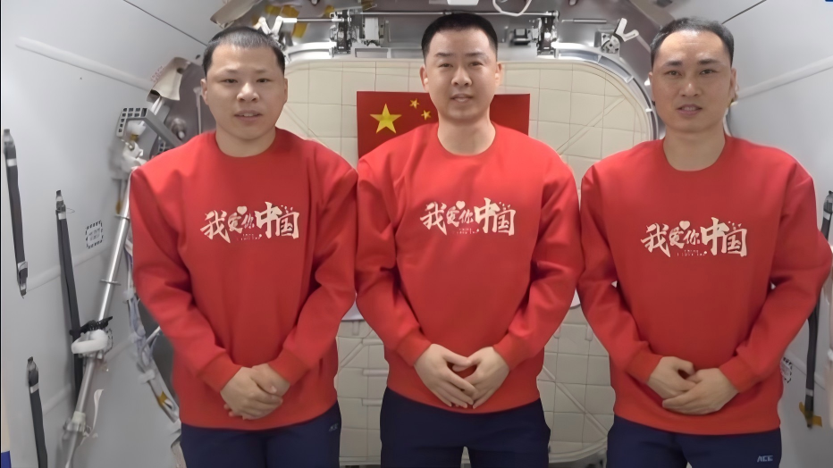 Taikonauts send heartfelt greetings on China's National Day from space