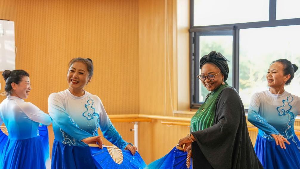 Representatives visit social service center for women and children in Beijing