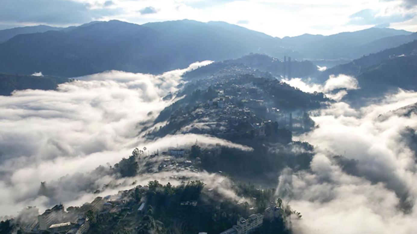Yunnan town floats above sea of clouds