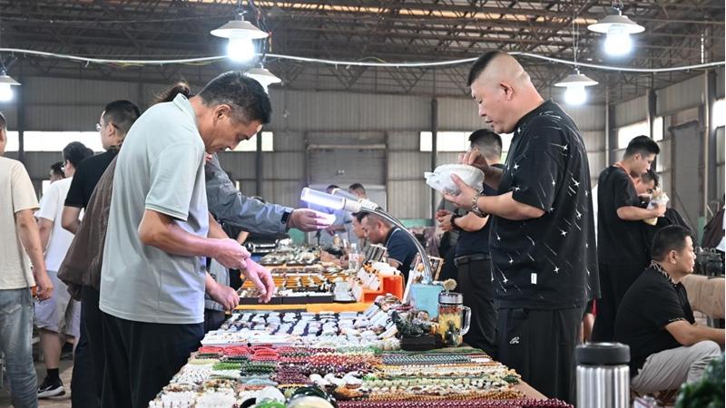 Jade carving thrives in county in E China's Jiangsu