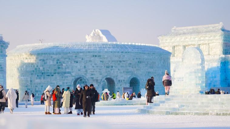 Harbin Ice-Snow World dazzles visitors day and night