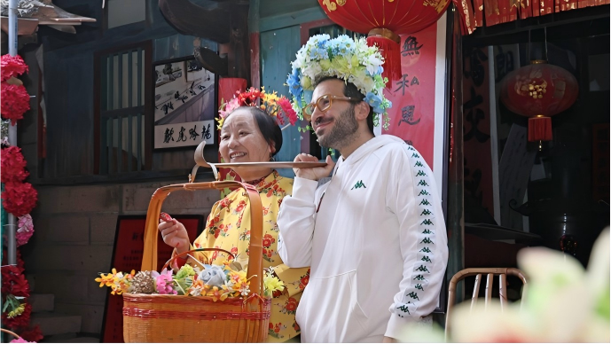 Flowery headwear leaves European travel influencers with beautiful memories in SE China's Fujian