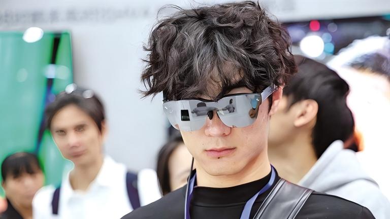 Smart wearables become daily companions for young Chinese