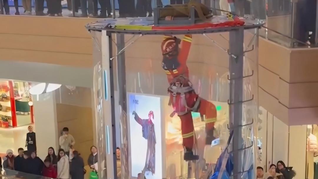Firefighter rescues boy stranded mid-air after mall ride malfunction