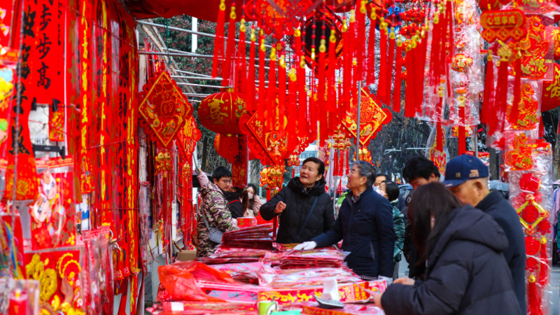 Preparations for Spring Festival under way across China