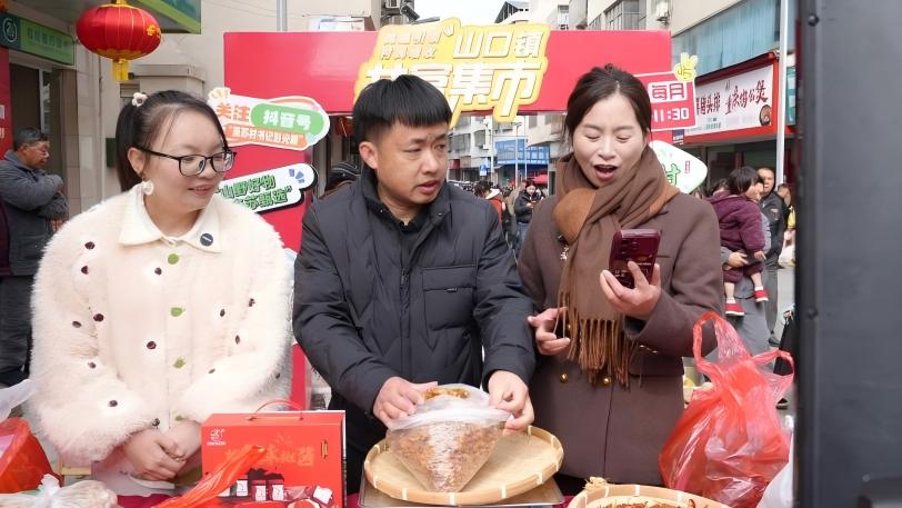 Livestreaming meets village fairs in east China township's common prosperity drive