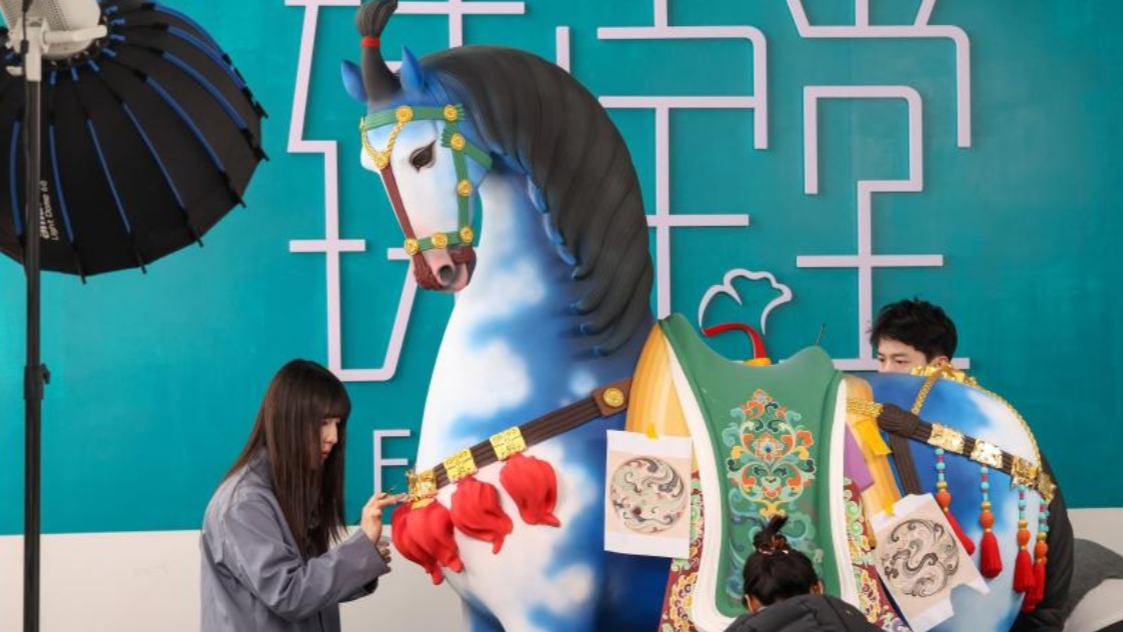 Craftsmen create horse-themed sculptures to greet Chinese New Year in Tianjin