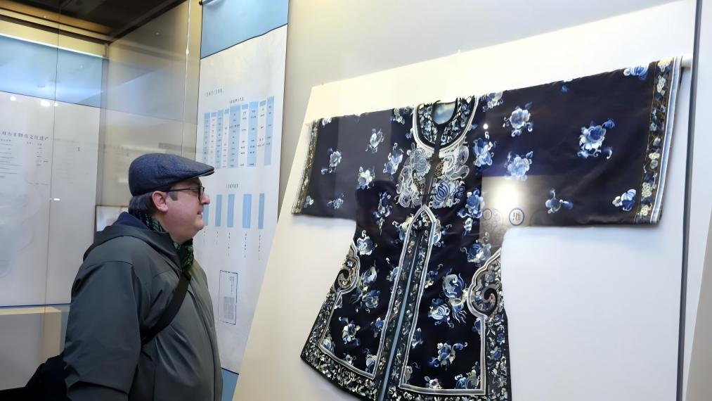 Suzhou infuse modern trends into traditional craftsmanship of silk weaving