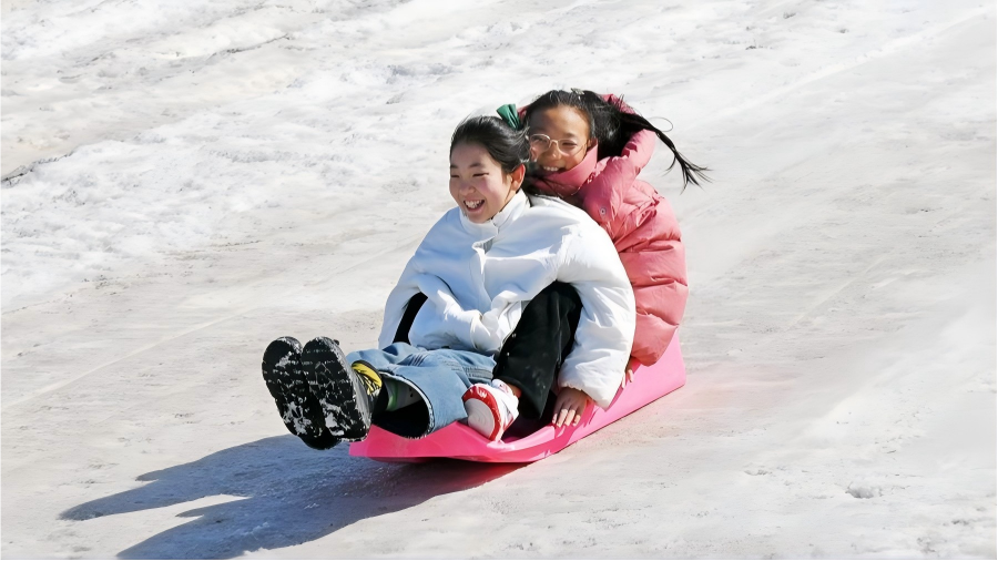Ice and snow activities boom during Spring Festival holiday
