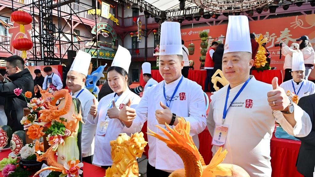 Radish carving competition held in E China's Qingdao