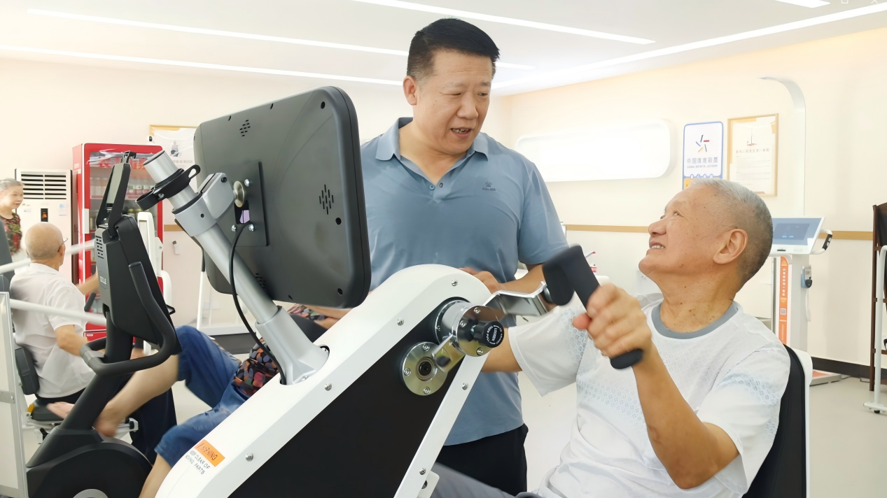 Chongqing pioneers senior-focused fitness facility