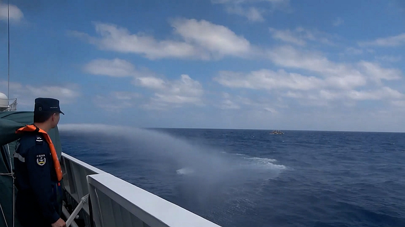 China Coast Guard drives away Philippine vessels illegally intruding into Huangyan Dao waters
