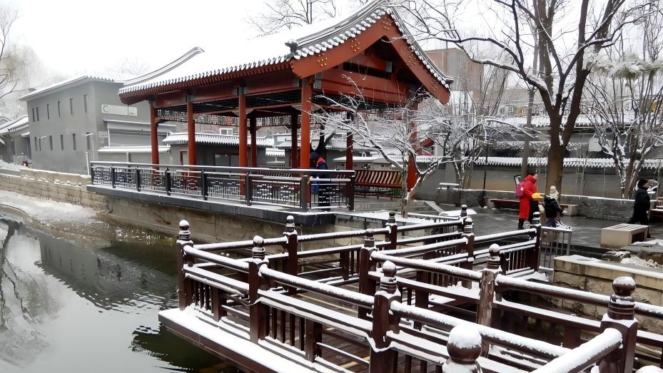 Beijing witnesses spring snowfall