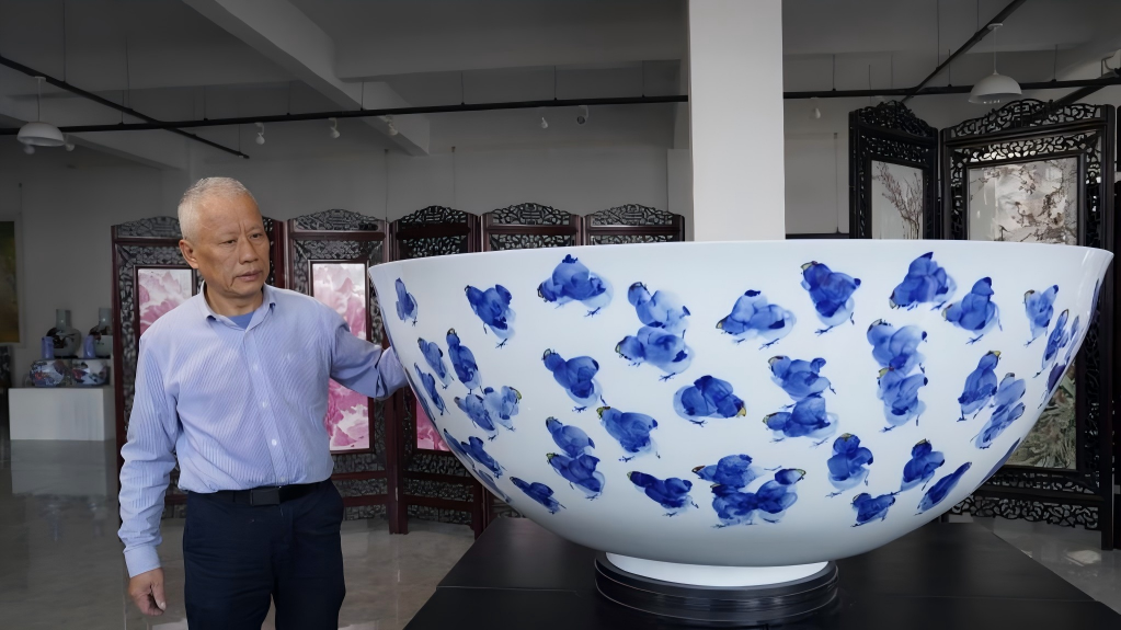 Pic story of eggshell porcelain artisan in China's Jingdezhen