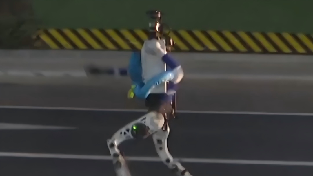 Robots warm up for Beijing humanoid half-marathon