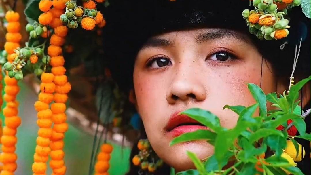 Yellow berries meet ethnic fashion in SW China's Yunnan