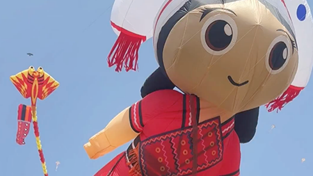 At the 43rd Weifang Int'l Kite Festival, anything can fly!