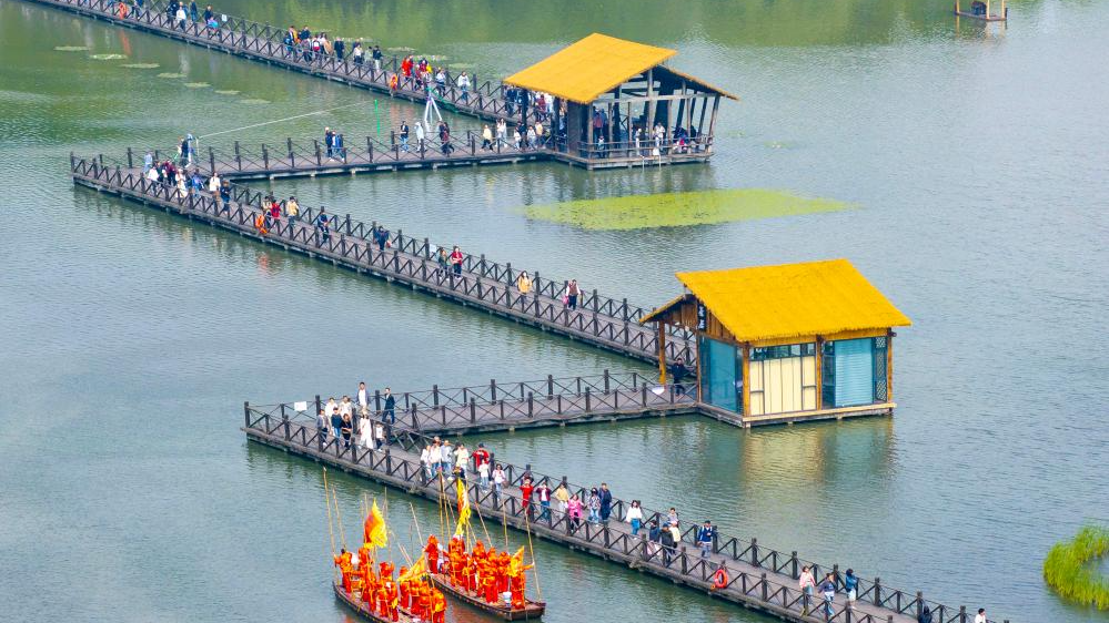 People savor May Day holiday across China