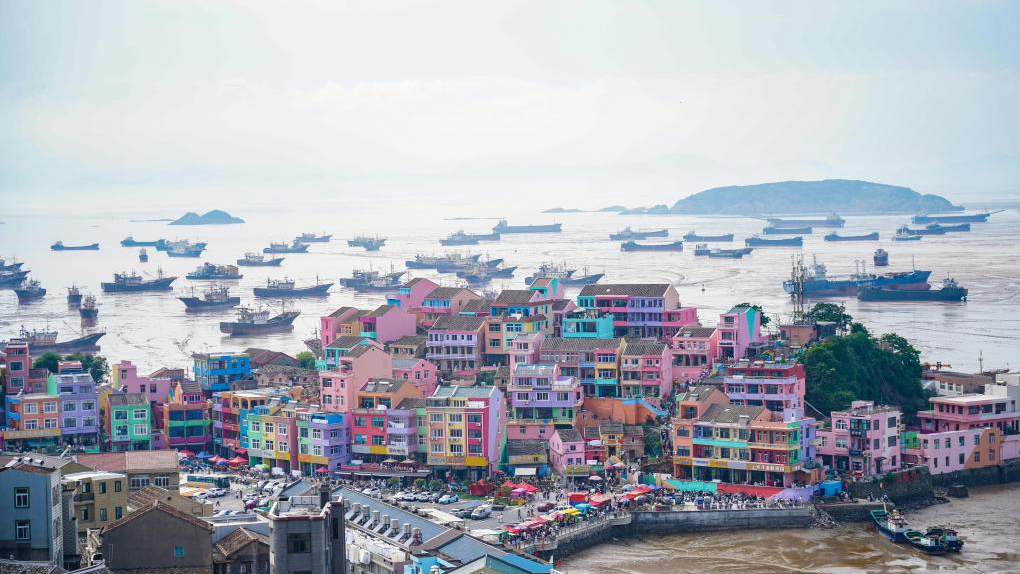 E China's town draws tourists during May Day holiday