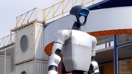 Wheels or no wheels? This Chinese humanoid robot says 'your call'