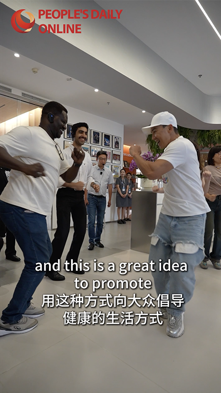 Int'l press delegation work out with fitness sensation Liu Genghong in Wuxi