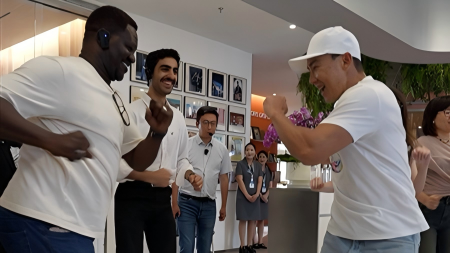 Int'l press delegation work out with fitness sensation Liu Genghong in Wuxi