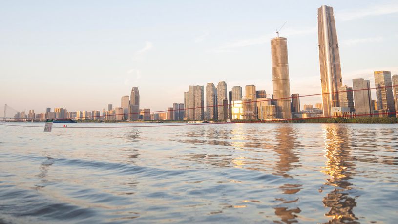 Water level in Wuhan section of Yangtze River rises obviously due to heavy rainfall