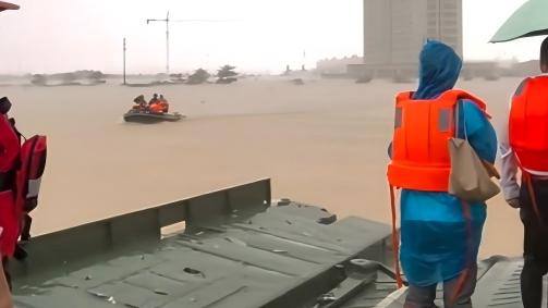 A powered pontoon bridge evacuates flood-trapped students in Guigang