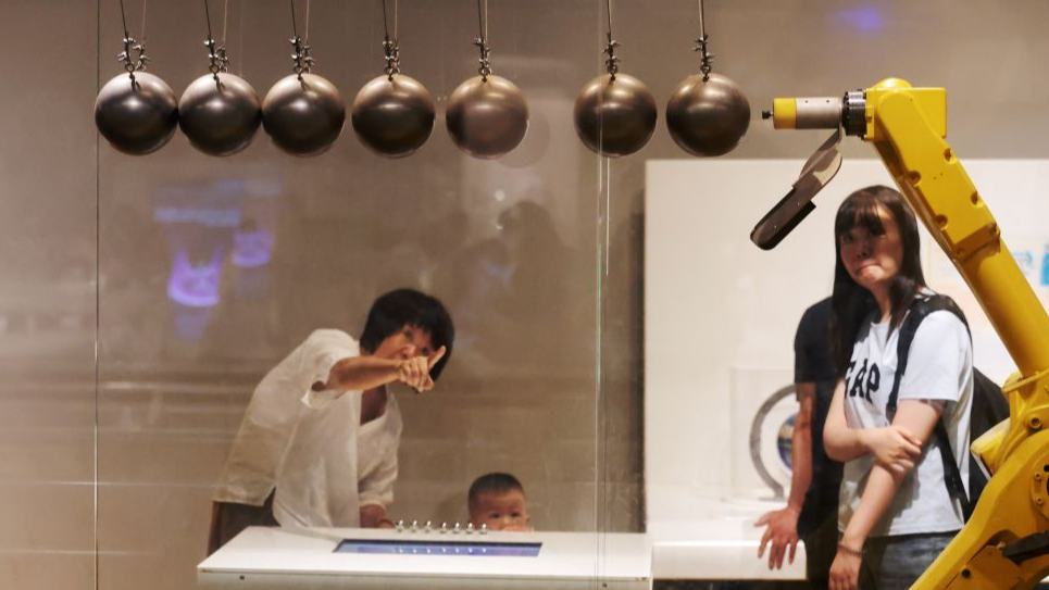 Science museum in NE China attracts students during summer vacation