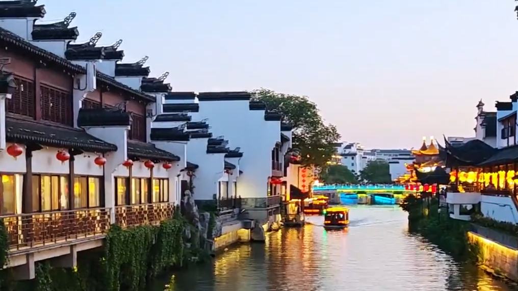Qinhuai River comes alive with dazzling lights at night