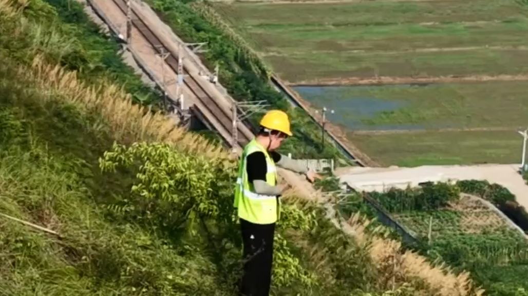 Railway workers scale steep cliffs to keep mountain railways safe