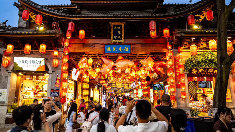 Ancient town of Dali in SW China sees surging tourist visits during summer peak