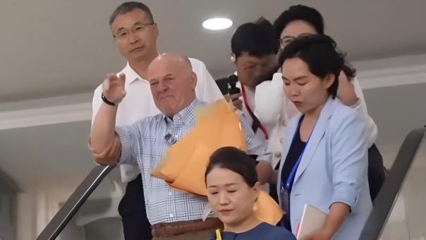 Tearful reunion! Desertification fighter Yin Yuzhen embraces American friend again after 26 years