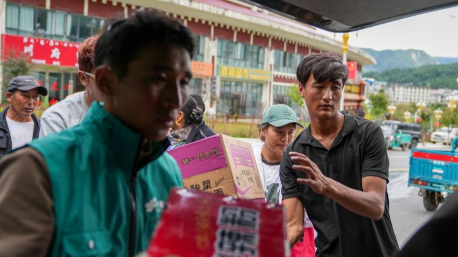 Relief supplies arrive in Gyirong Town of China's Xizang
