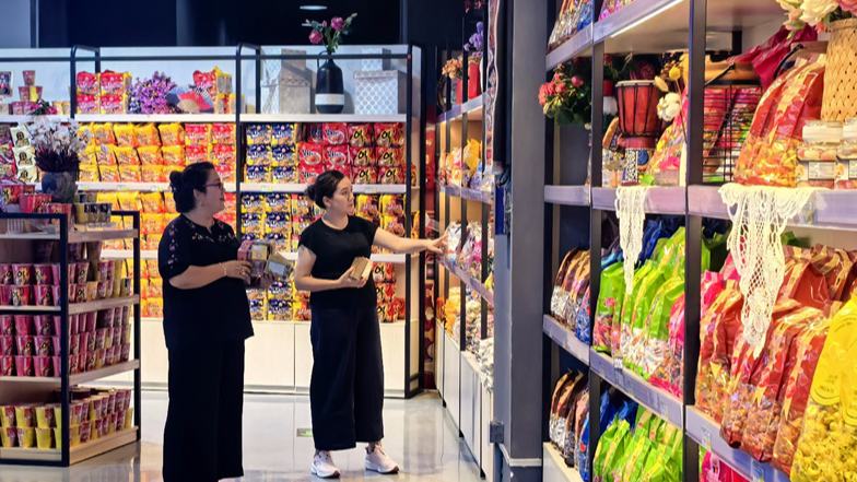 Bonded exhibition and trading center in Urumqi, NW China's Xinjiang, links local customers with global markets